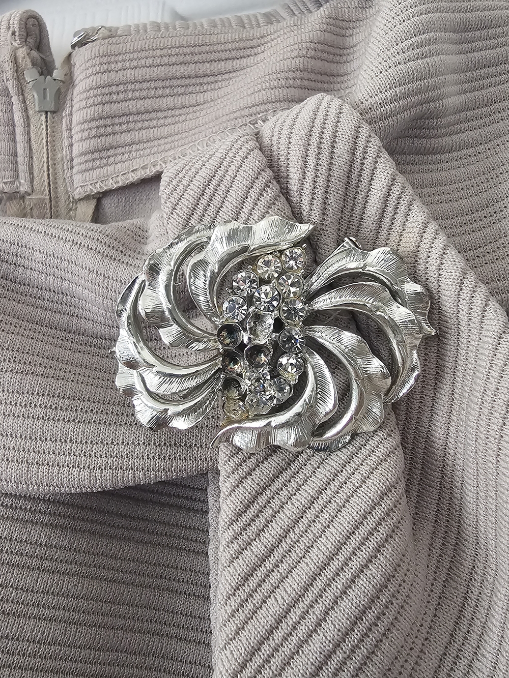 1950s 1960s Vintage R & K Knits Tuape Sand Shift Dress Rhinestone Broach #20 - Picture 4 of 7